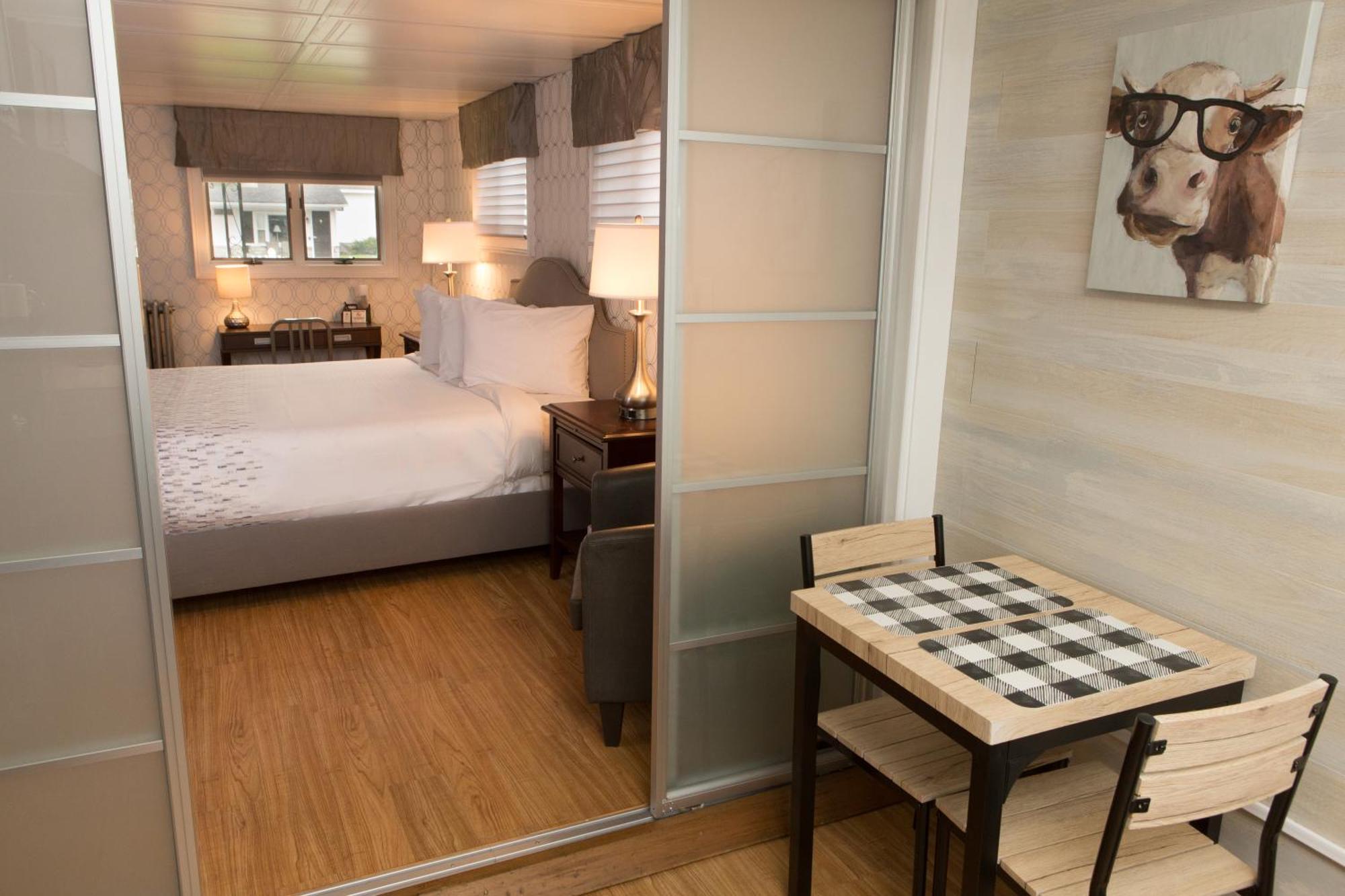 Motel Knotty Pine