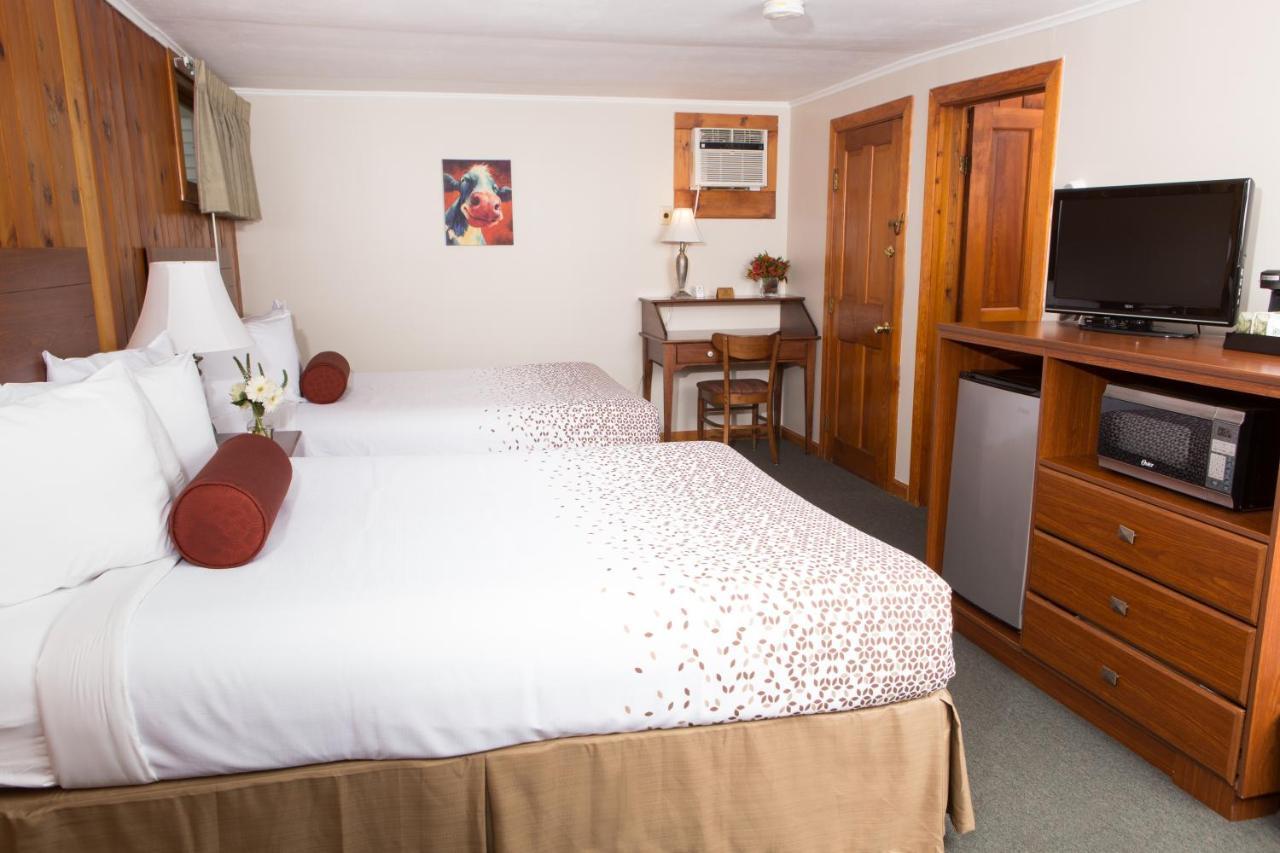 Knotty Pine Motel *
